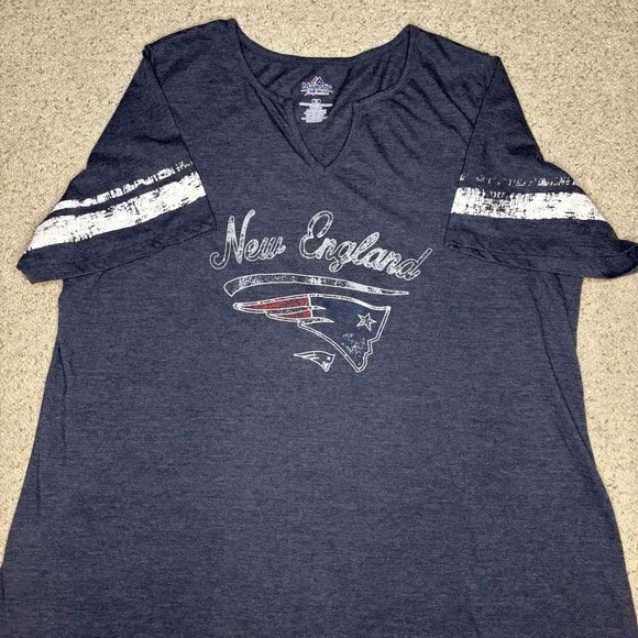 Women's Majestic Fan Fashion NEW ENGLAND PATRIOTS Short Sleeve V-cut T-Shirt 2XL - Picture 2 of 6